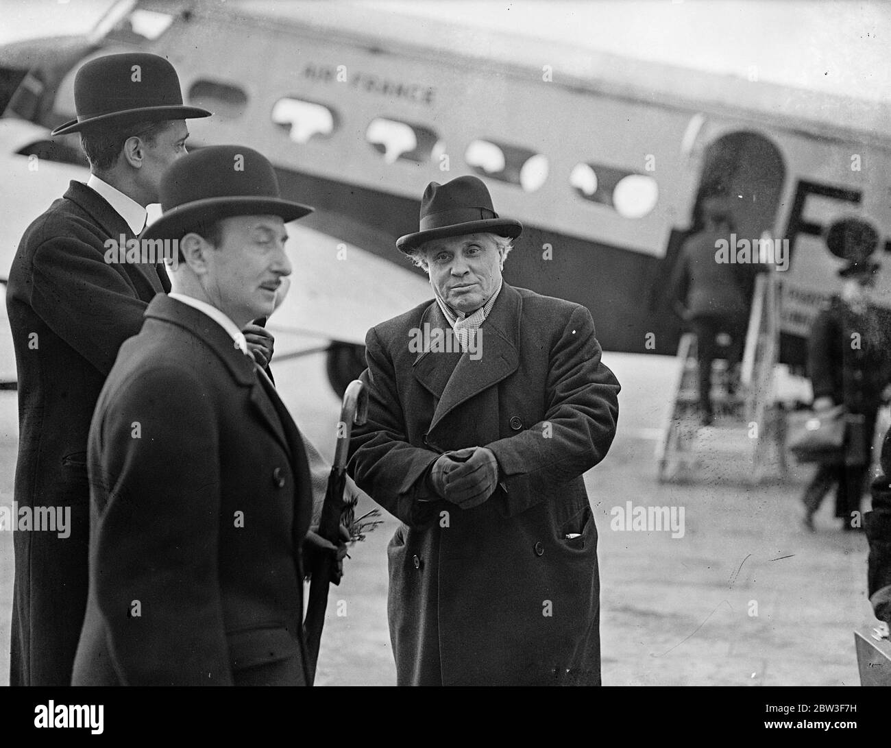 M Paul Boncour arriva a Croydon via aerea per la riunione del Consiglio di Lega . Il Ministro di Stato francese M Paul Boncour è arrivato a Croydon per via aerea per partecipare alla riunione del Consiglio di Lega a San Giacomo nel Palazzo di San Giacomo domani ( sabato ), quando si discuterà della situazione della Renania . Spettacoli fotografici , M Paul Boncour che lascia l'aereo all'arrivo a Croydon . 13 marzo 1936 Foto Stock