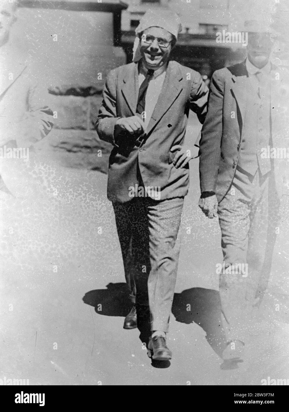 Il sacerdote australiano si è dichiarato colpevole di ' falsa Dottrina' e di ' condotta vergognosa'. Si difende in un appassionato appello di tre ore . Un fazzoletto sopra la sua testa per scongiurare il sole e indossare mufti , il reverendo H e odia di Mernda , Australia , di 53 anni , camminò alla Chapter House di Melbourne , Australia , Di sentire la decisione del Tribunale Ecclesiastico nel caso in cui egli sia stato giudicato colpevole di' falsa dottrina' e di' condotta vergognosa'. Il caso , fondato su articoli pubblicati nell' appello del lavoro nel 1934, in cui hayes ha messo in discussione la nascita vergine di Cristo , ha e. Foto Stock