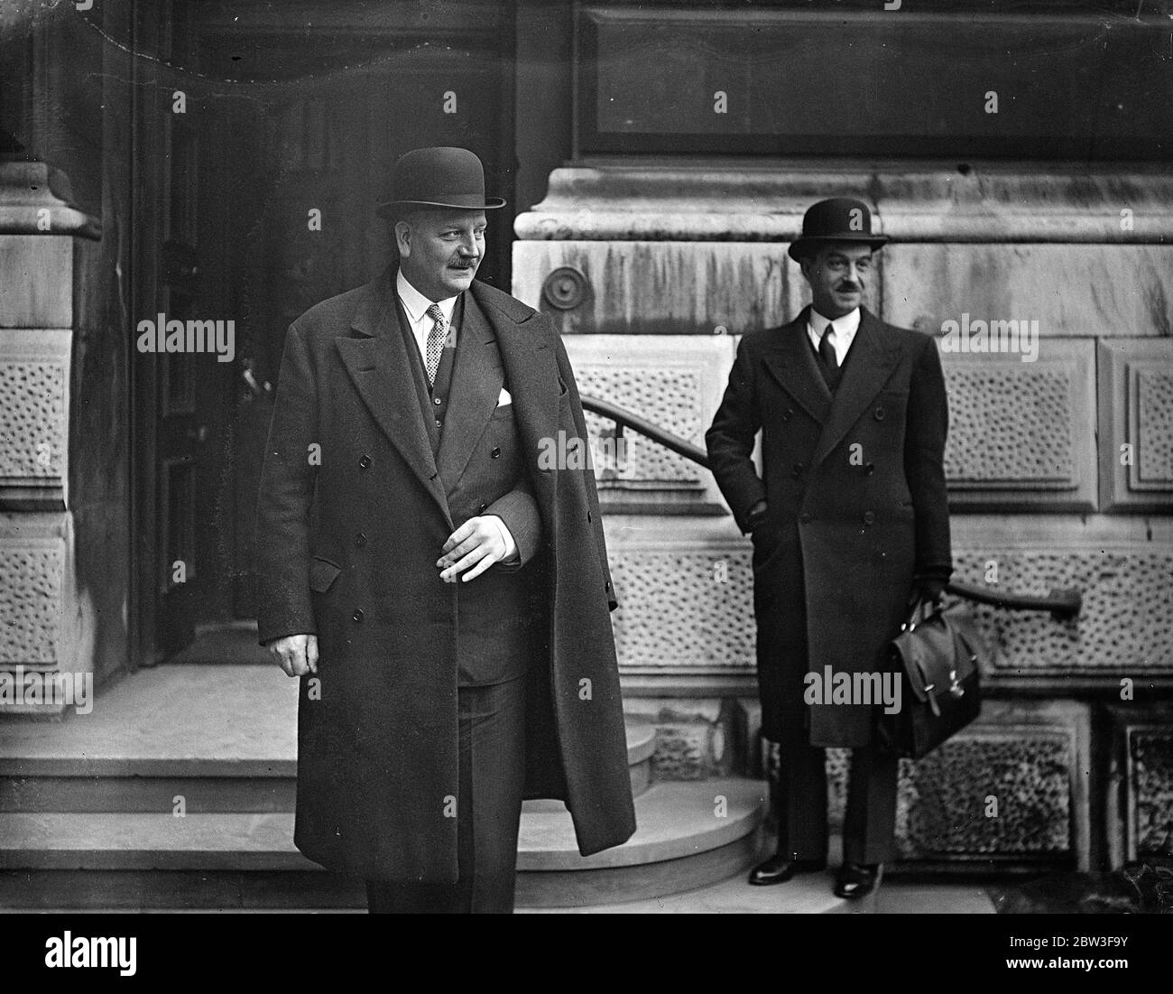 M Flandin a riprende i colloqui di Locarno a Londra . La delegazione dei poteri di Locarno ha proseguito l' esame della situazione della Renania presso il Ministero degli Affari Esteri di Londra. Road show , M Flandin , Ministro degli esteri francese , in arrivo presso la sede degli Affari esteri di Whitehall . 13 marzo 1936 Foto Stock