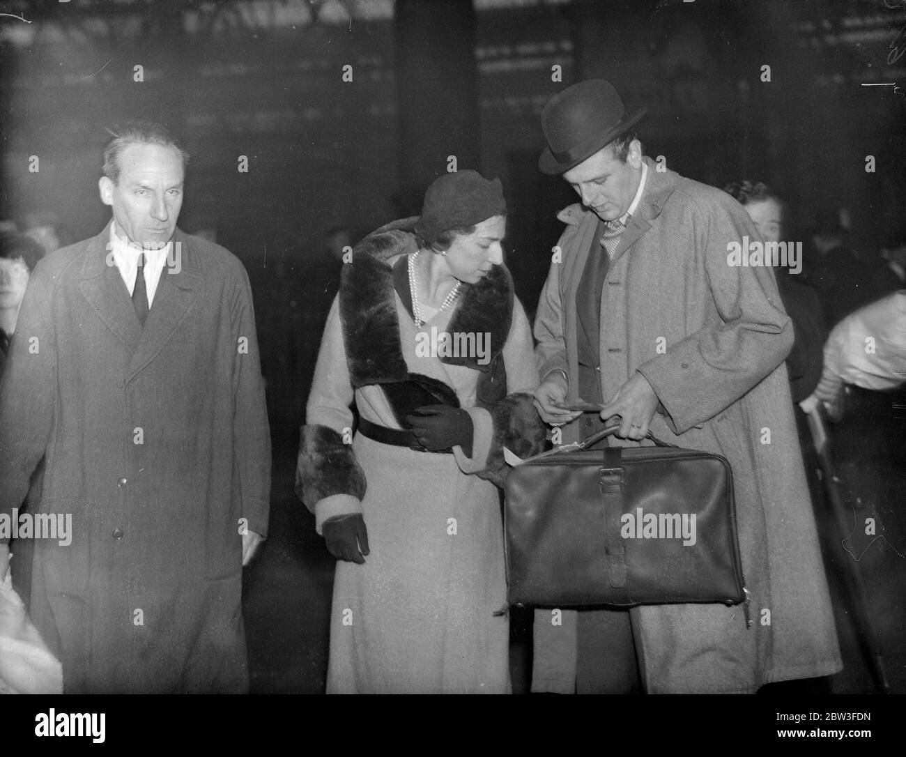 Il principe Alessandro Torlonia e la sua sposa, l' Infanta Beatriz di Spagna , lasciano Londra per l'America . 23 gennaio 1935 Foto Stock