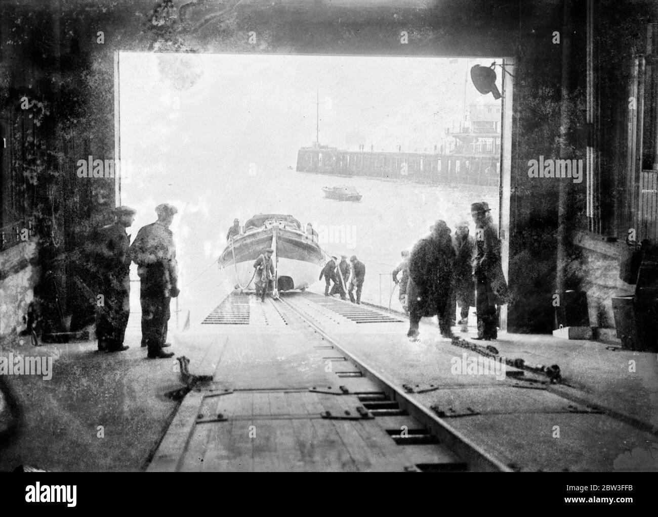 La nuova pista di salvataggio di Southend è stata testata per la prima volta . Spettacoli fotografici ; lancio della grande imbarcazione di Southend . 25 gennaio 1935 Foto Stock