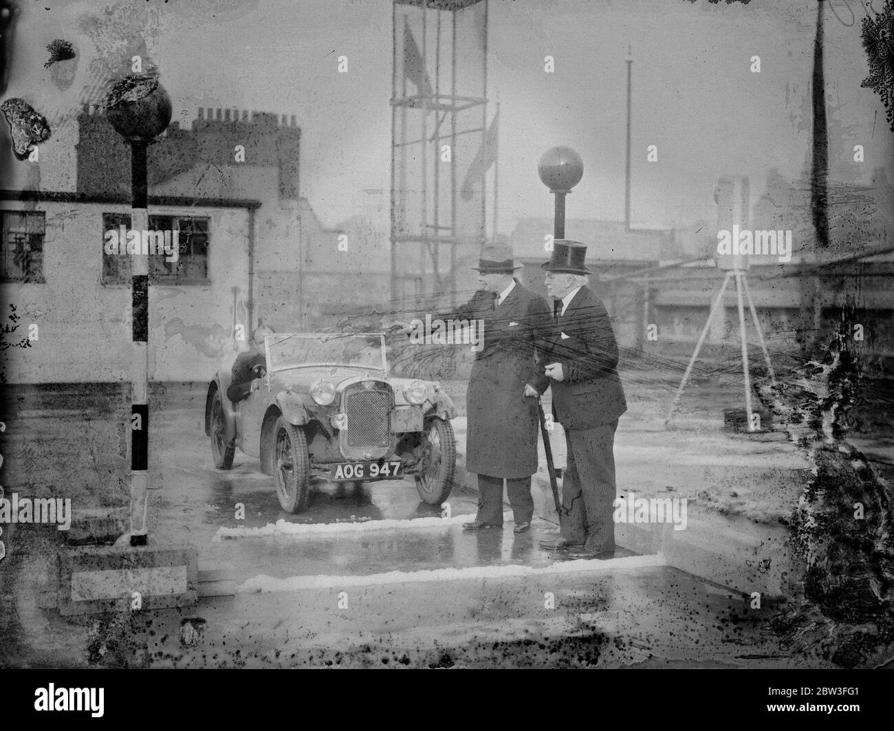 Il sig. Hore Beliisha Transport Minister apre la mostra "sicurezza" a Oxford Street. Spettacoli fotografici ; il signor Hore Beliha ( a sinistra ) dimostra come attraversare un passaggio pedonale in sicurezza fino al signor G Selfridge . 28 gennaio 1935 Foto Stock