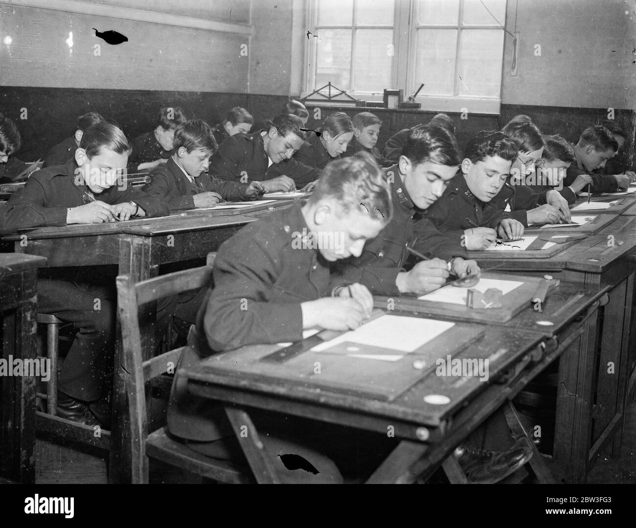 Ragazzi in posti di lavoro ' Blind Alley ' salvati dal diventare derelitti . Messenger ragazzi nella classe di disegno al Kingsway Institute . 30 gennaio 1935 Foto Stock