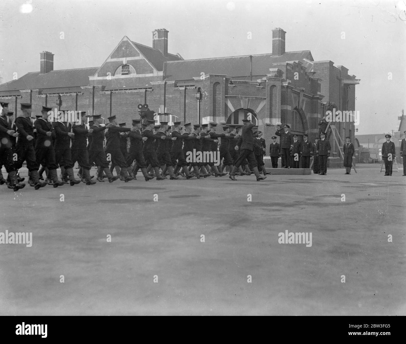 Il Commodore della caserma navale reale dice 'addio' a Chatham. L'ammiraglio posteriore R C Davenport ha detto addio alla caserma navale reale a Chatham dopo due anni come Commodore . Ha fatto un discorso di addio sul campo della parata e poi ha preso il saluto nel marzo passato . 29 gennaio 1935 Foto Stock