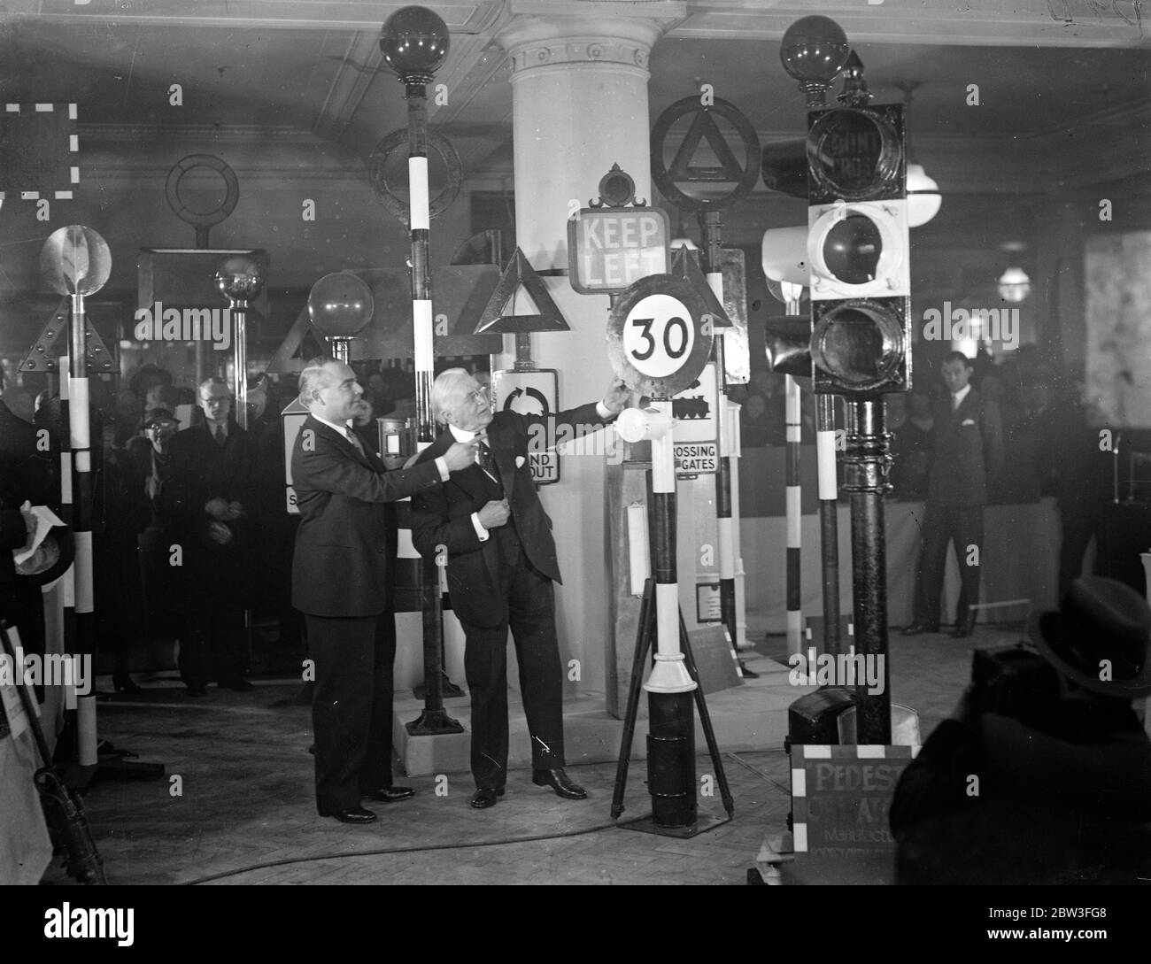 Hore Beliha, Ministro dei trasporti, apre a Oxford Street la mostra sulla sicurezza. Foto spettacoli ; sig. G. Selfridge (destra) con il ministro dei Trasporti, sig. Hore Belisha (sinistra) . 28 gennaio 1935 Foto Stock