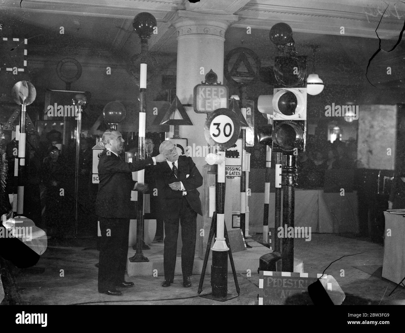 Hore Beliha, Ministro dei trasporti, apre a Oxford Street la mostra sulla sicurezza stradale. Foto spettacoli ; sig. G. Selfridge (destra) con il ministro dei Trasporti, sig. Hore Belisha (sinistra). 28 gennaio 1935 Foto Stock