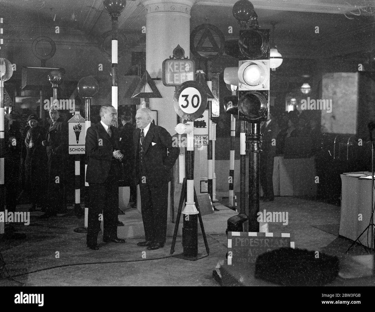 Hore Beliha, Ministro dei trasporti, apre a Oxford Street la mostra sulla sicurezza. Foto spettacoli ; sig. G. Selfridge (destra) con il ministro dei Trasporti, sig. Hore Belisha (sinistra). 28 gennaio 1935 Foto Stock