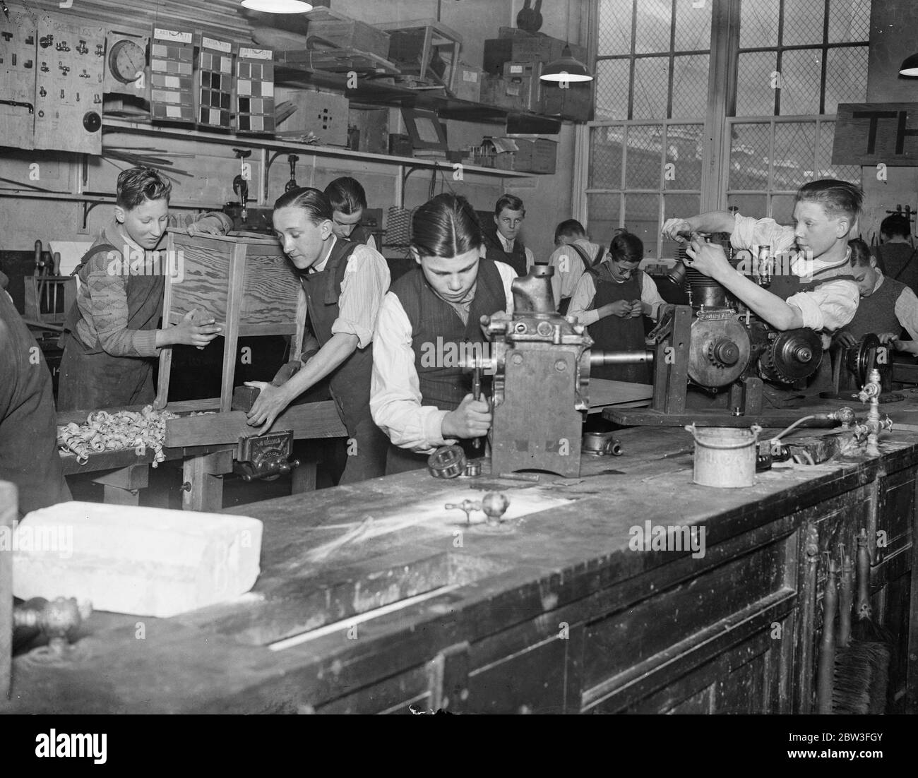 Ragazzi in posti di lavoro ' Blind Alley ' salvati dal diventare derelitti . Ragazzi Messenger nella classe del legno presso il Kingsway Institute . 30 gennaio 1935 Foto Stock
