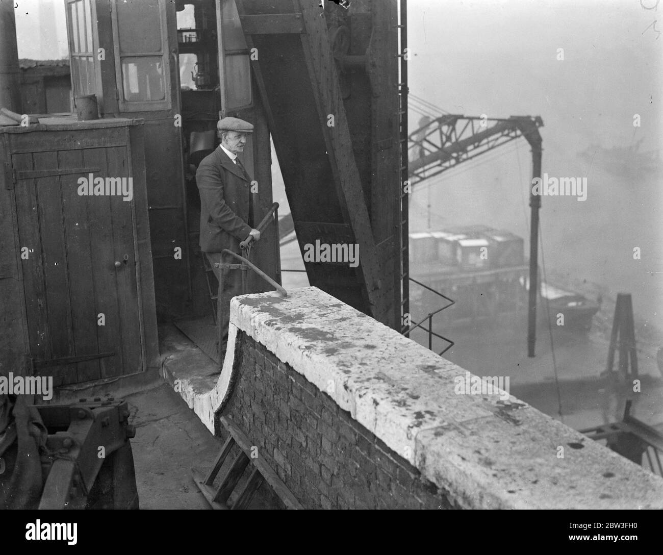 Il signor Thompson guarda il cielo da una cabina sul tetto della centrale di Bankside. Il Walter James Thompson ha il lavoro più strana di Londra. Ogni giorno dalle otto del mattino alle sei trenta di notte, il Thompson si siede in una piccola cabina sul tetto della centrale a Bankside, guardando il cielo per nuvole e nebbia. 28 gennaio 1935 Foto Stock