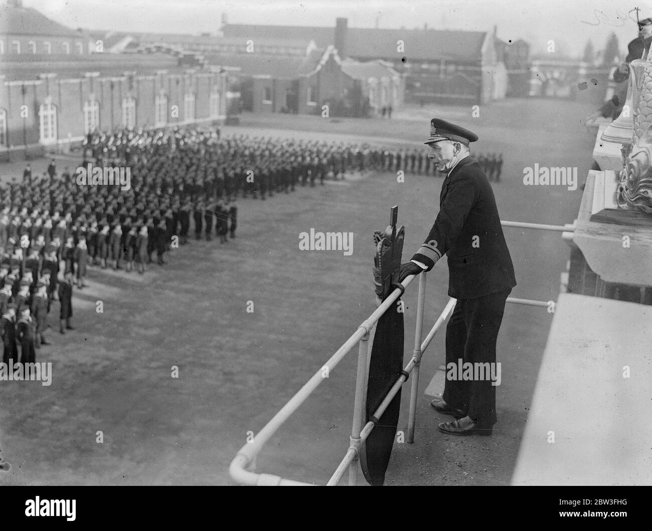Il Commodore della caserma navale reale dice 'addio' a Chatham. L'ammiraglio posteriore R C Davenport ha salutato la caserma reale navale a Chatham , dopo due anni come Commodore . Ha fatto un discorso di addio sul campo della parata e poi ha preso il saluto nel marzo passato . 29 gennaio 1935 Foto Stock
