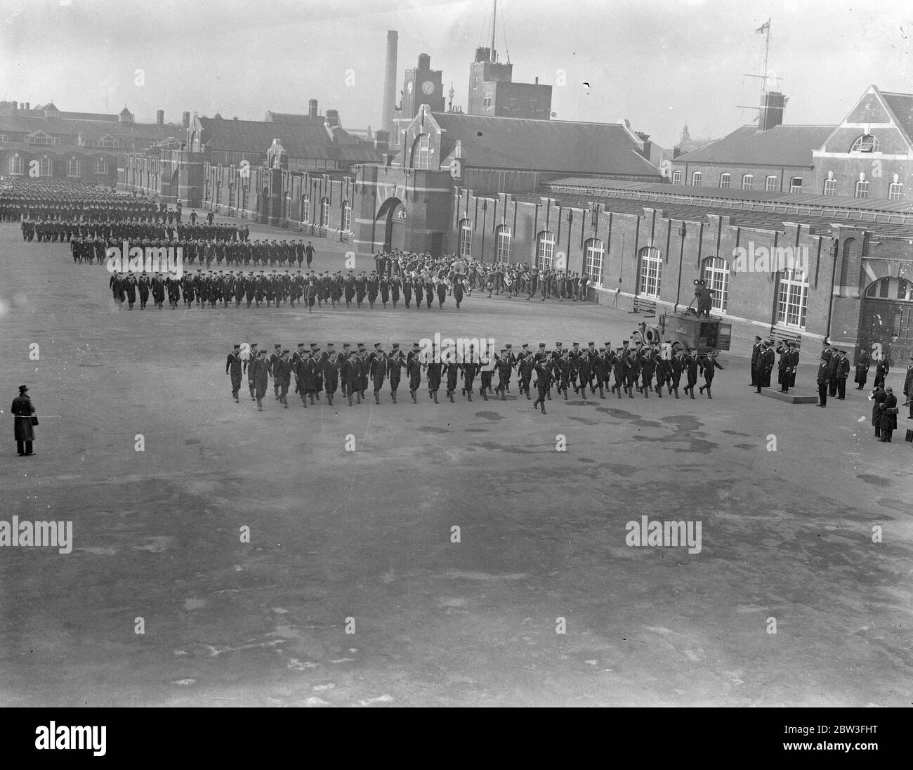 Il Commodore della caserma navale reale dice 'addio' a Chatham. L'ammiraglio posteriore R C Davenport ha detto addio alla caserma navale reale a Chatham dopo due anni come Commodore . Ha fatto un discorso di addio sul campo della parata e poi ha preso il saluto nel marzo passato . 29 gennaio 1935 Foto Stock