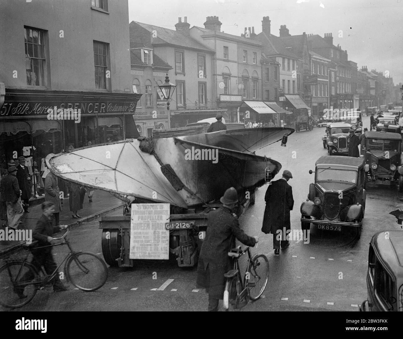 35 tonnellate di elica di ricambio per la Regina Mary sulla sua strada per Southampton . L'elica che passa attraverso Farnham , Hants , su un camion . 26 marzo 1935 Foto Stock