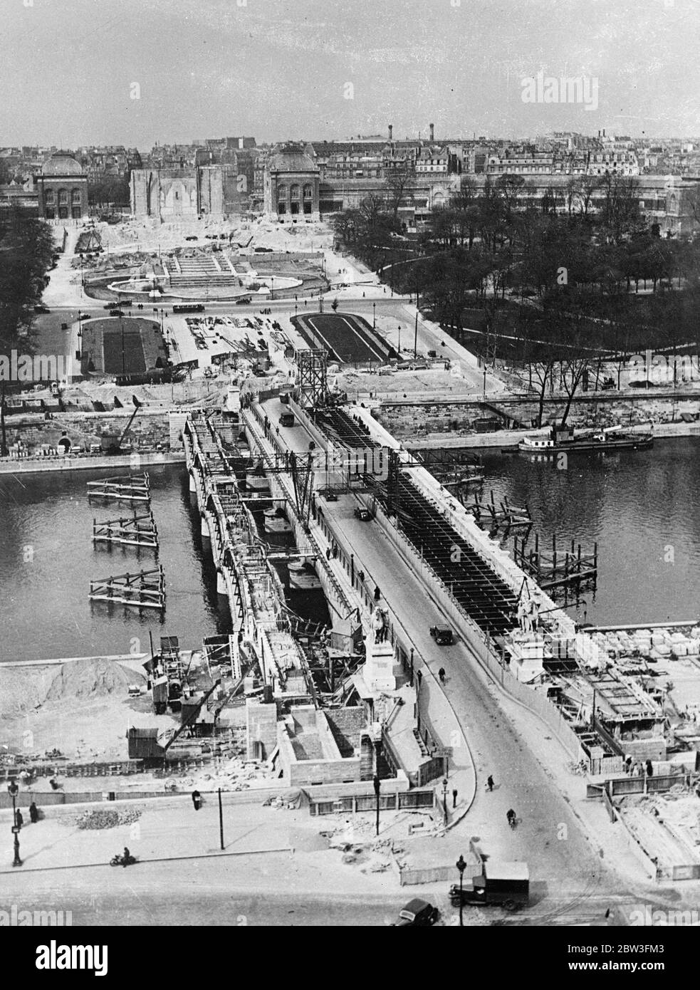 Trasformazione di Parigi per l'esposizione 1937 . Allargando un famoso ponte . Una visione generale dell'ampliamento del Pont d'Iena. 26 marzo 1935 Foto Stock
