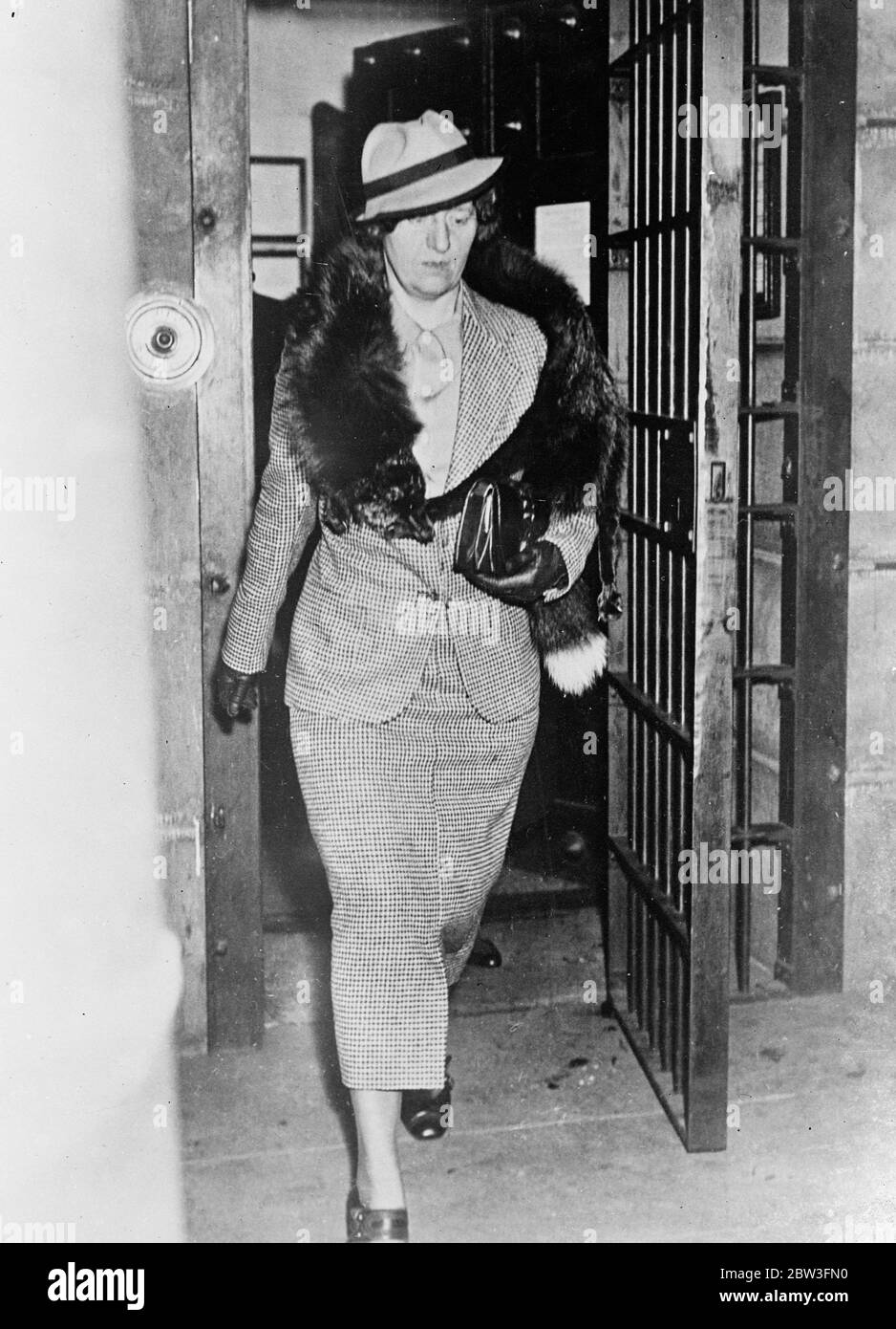 La sig.ra Hauptmann visita in carcere un condannato. Il rapitore Lindbergh ha concesso un'altra tregua . Mentre il tempo fissato per l' esecuzione del marito si avvicinava, la sig.ra Bruno Bichard Hauptmann , moglie dell' uomo condannato per il rapimento e l' assassinio del bambino Lindbergh , si recò a Hauptmann in prigione a Trenton, New Jersey . Tuttavia, l'esecuzione è stata nuovamente rinviata. Proprio come Hauptmann si preparò a lasciare la sua cella per la camera della morte, fu annunciata un'ulteriore tregua per 48 ore, in modo che la giuria potesse considerare un nuovo interessante angolo . Foto , Sig.ra Bruno Richard Hauptmann , lasciando la prigione a tre Foto Stock