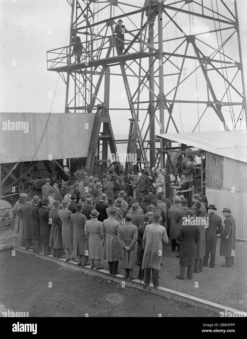 La ricerca di olio inizia in Hampshire . Pulizia del Segretario Mines inizia test bore vicino a Portsmouth . Una visione generale della cerimonia di avvio del primo test drill . 30 marzo 1935 Foto Stock
