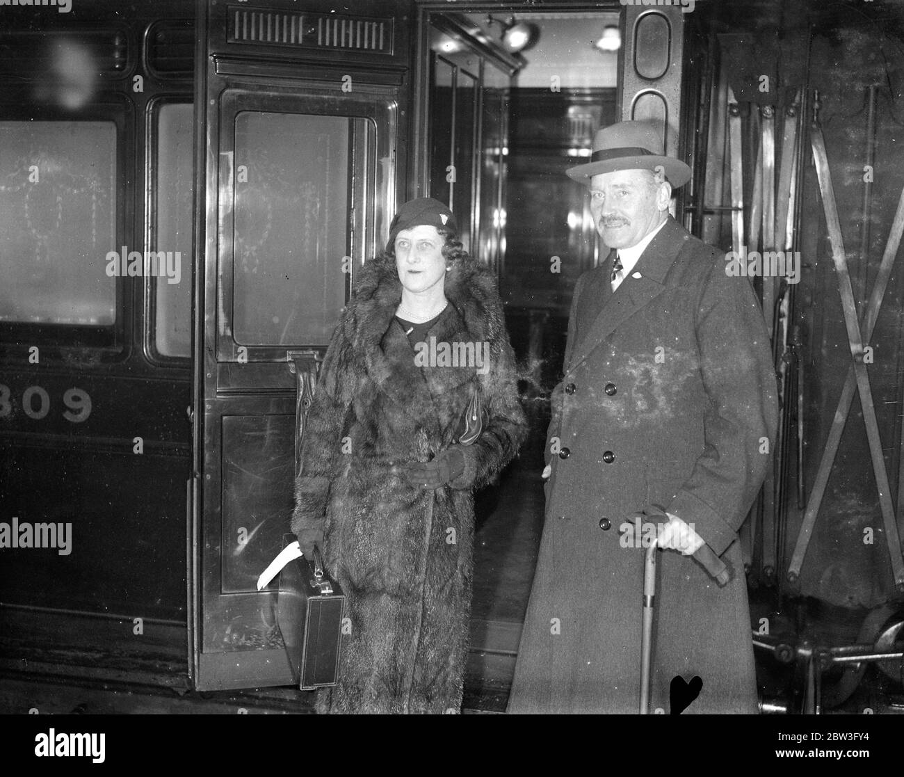 Il principe e la principessa Arthur di Connaught partono per una crociera nel Mediterraneo . 6 febbraio 1935 Foto Stock