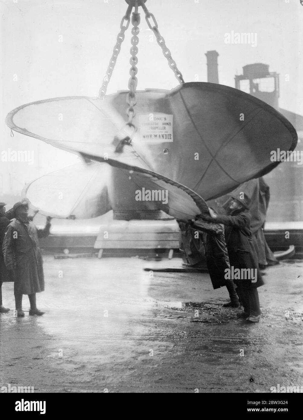 Contributo di Londra alla linea francese SS Normandie. Il propellente è stato costruito a Deptford, con un peso massimo di 23 tonnellate. 6 febbraio 1935 Foto Stock