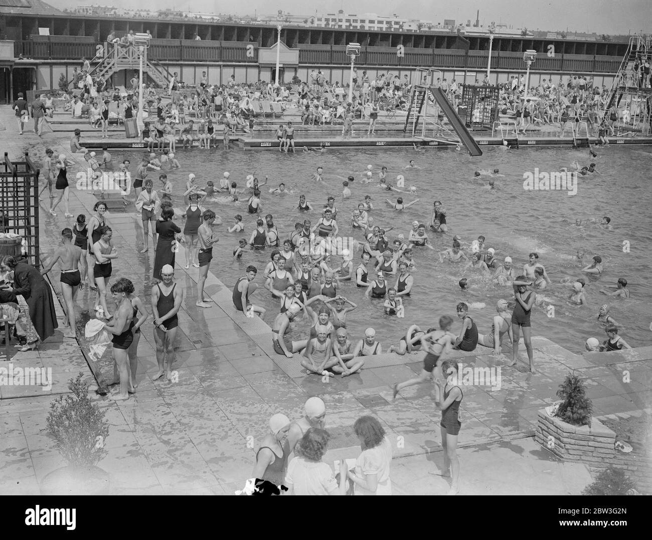 Le onde di calore impaccano i bagni di nuoto. Bagnanti alla ricerca di solice nei bagni all'aperto di Enfield . 1 luglio 1935 Foto Stock