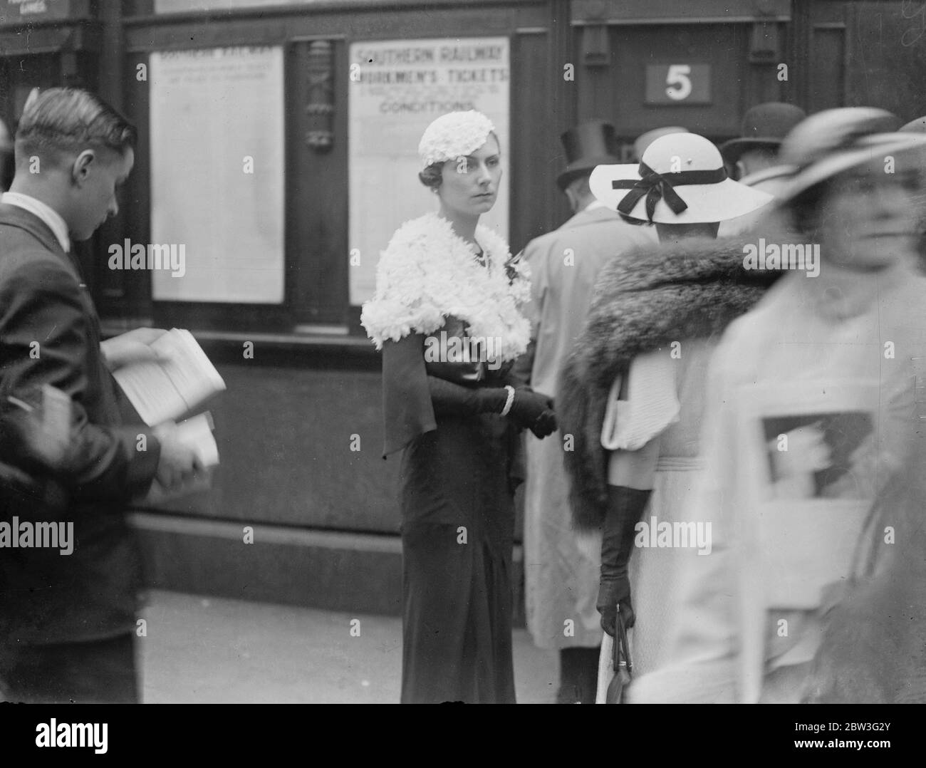 Viaggio ad Ascot per la Giornata della Coppa d'Oro. Una moda Ascot indossata da Miss Ivona Davies quando ha lasciato Waterloo Station per partecipare Gold Cup Day . 20 giugno 1935 Foto Stock