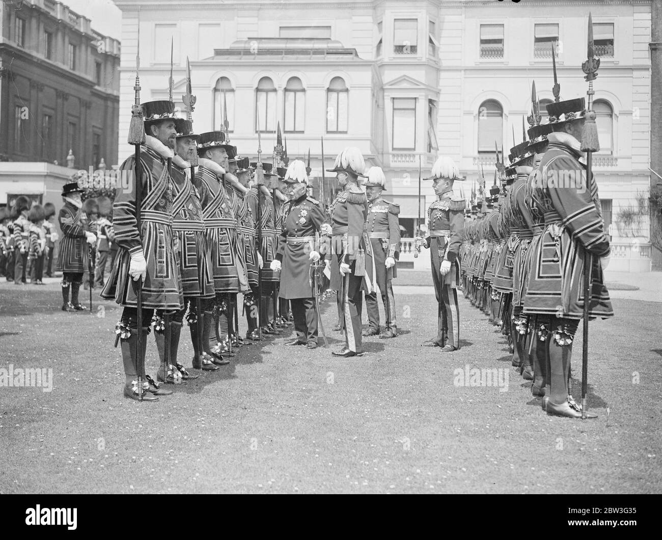 Il Duca di Connaught ispeziona lo Yeomen della Bodyguard del Re . La celebrazione del 450° anniversario della Fondazione Yeoman . 28 giugno 1935 Foto Stock