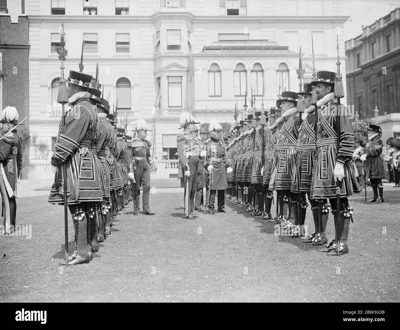 Il Duca di Connaught ispeziona lo Yeomen della guardia del corpo del Re . La celebrazione del 450° anniversario della Fondazione Yeoman . 28 giugno 1935 Foto Stock