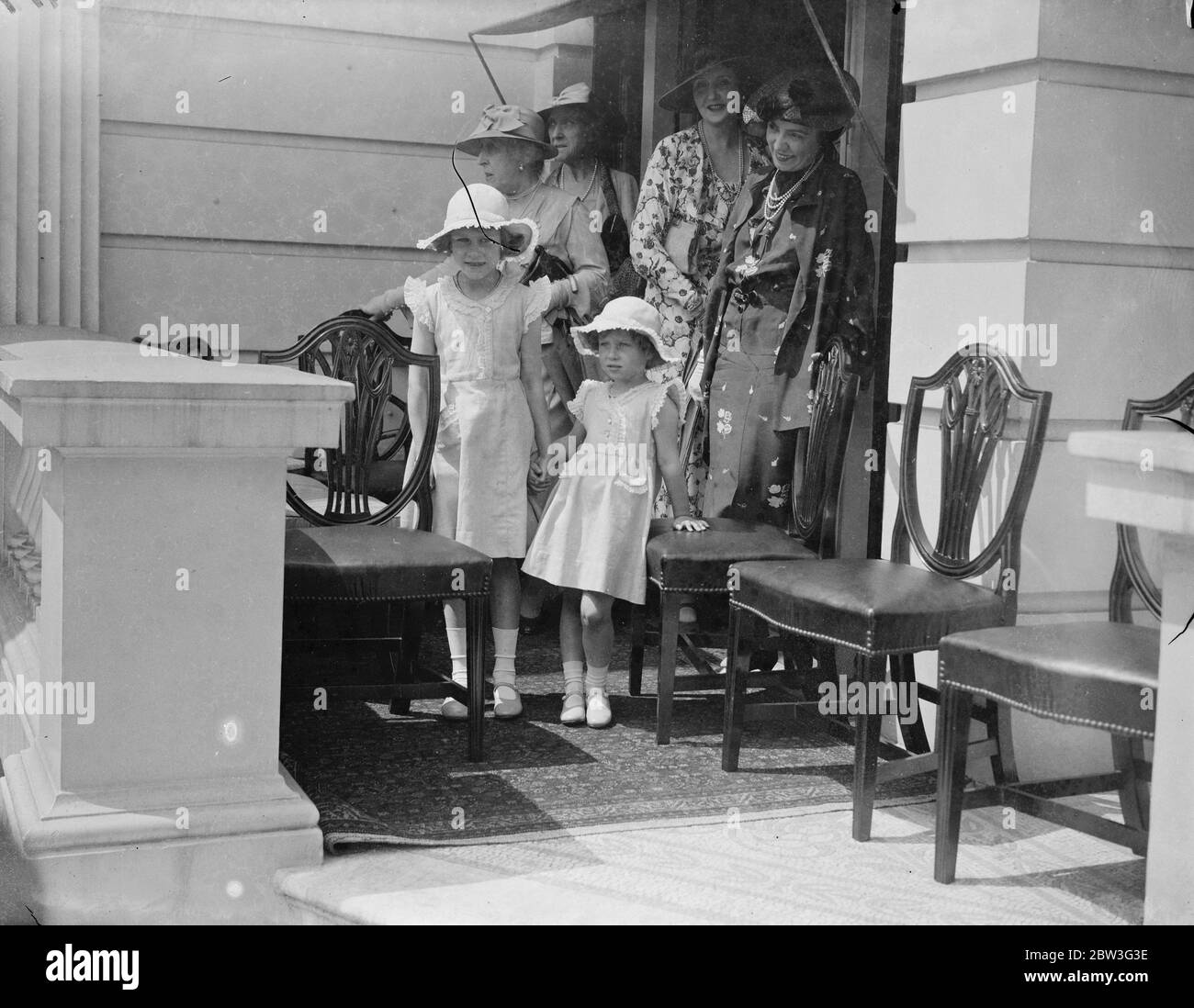 Il Duca di Connaught ispeziona lo Yeomen della Bodyguard del Re , la celebrazione del 450° anniversario della Fondazione Yeoman . Spettacoli fotografici , Principessa Elisabetta e Principessa Margherita . 28 giugno 1935 Foto Stock