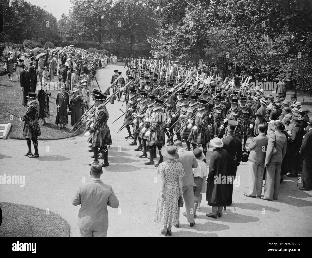 Il Duca di Connaught ispeziona lo Yeomen della Bodyguard del Re , la celebrazione del 450 anniversario della Fondazione Yeoman . Yeoman Warders che marciare . 28 giugno 1935 Foto Stock