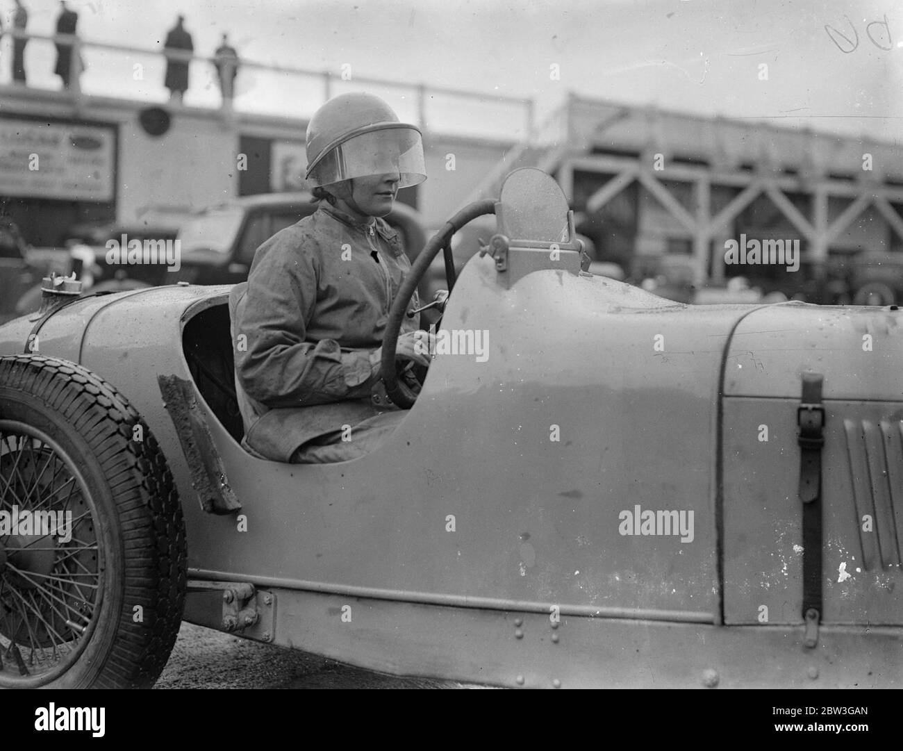 La donna driver sfida il vento freddo quando pratica a Brookland . I piloti si sono allenati in pista a Brooklands per l'incontro del lunedì di Pasqua del Brooklands Automobile Racing Club . Foto , la faccia della signora Kay Petre ben protetta contro il freddo quando ha tolto la Riley a Brooklands . 11 aprile 1936 Foto Stock