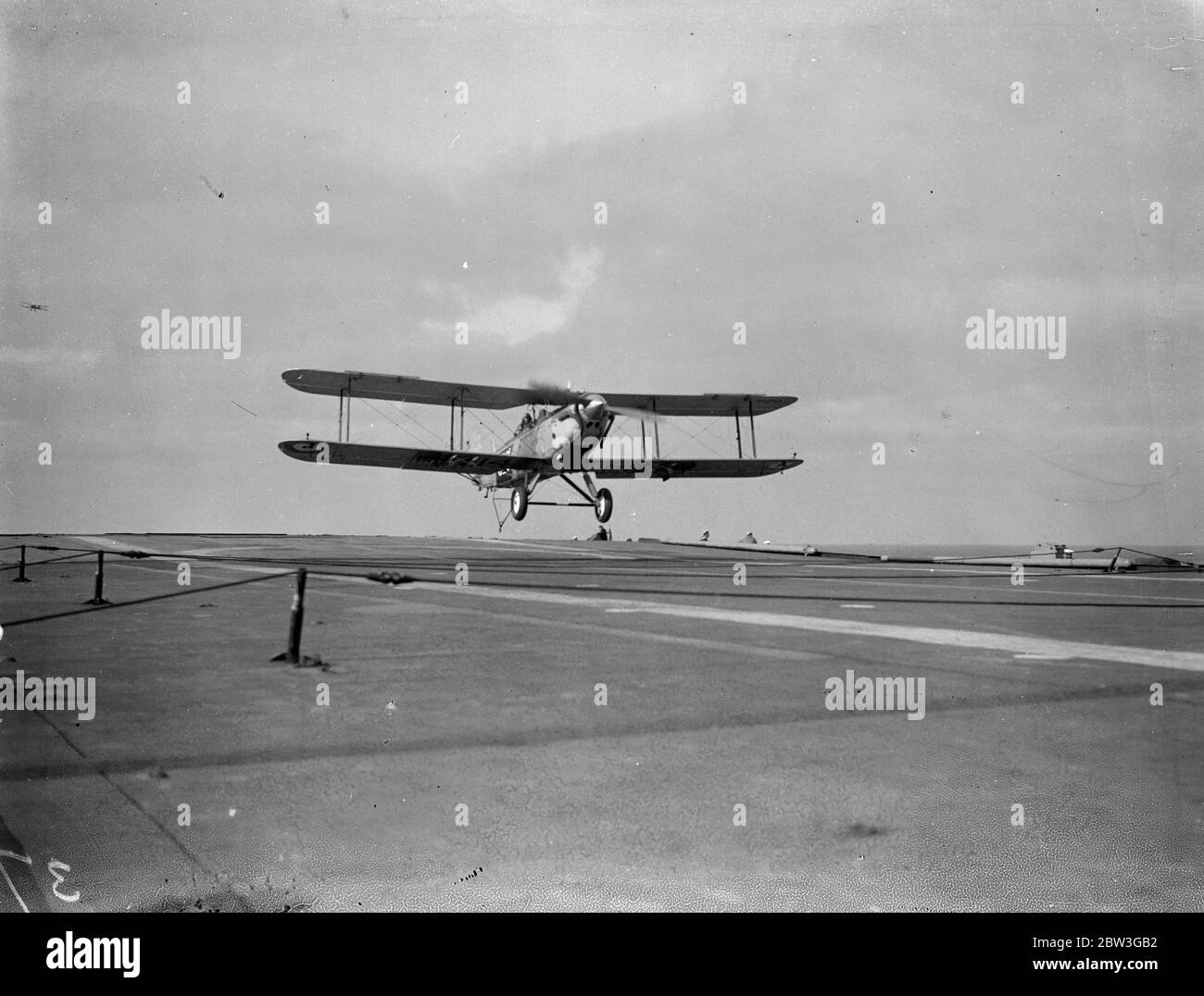 Un Hawker Nimrod di 801 Squadrone Navale Air che allontano il ponte di HMS Furious durante la sua crociera navale di primavera . 1936 Foto Stock