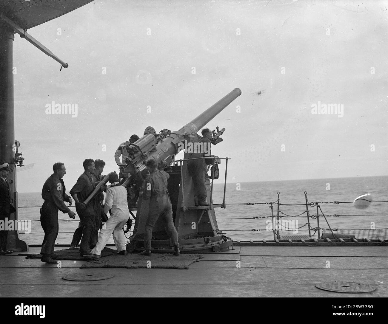 Un equipaggio di armi anti-aerei a bordo di HMS Furious in allenamento durante la crociera Royal Naval Spring . 1936 Foto Stock