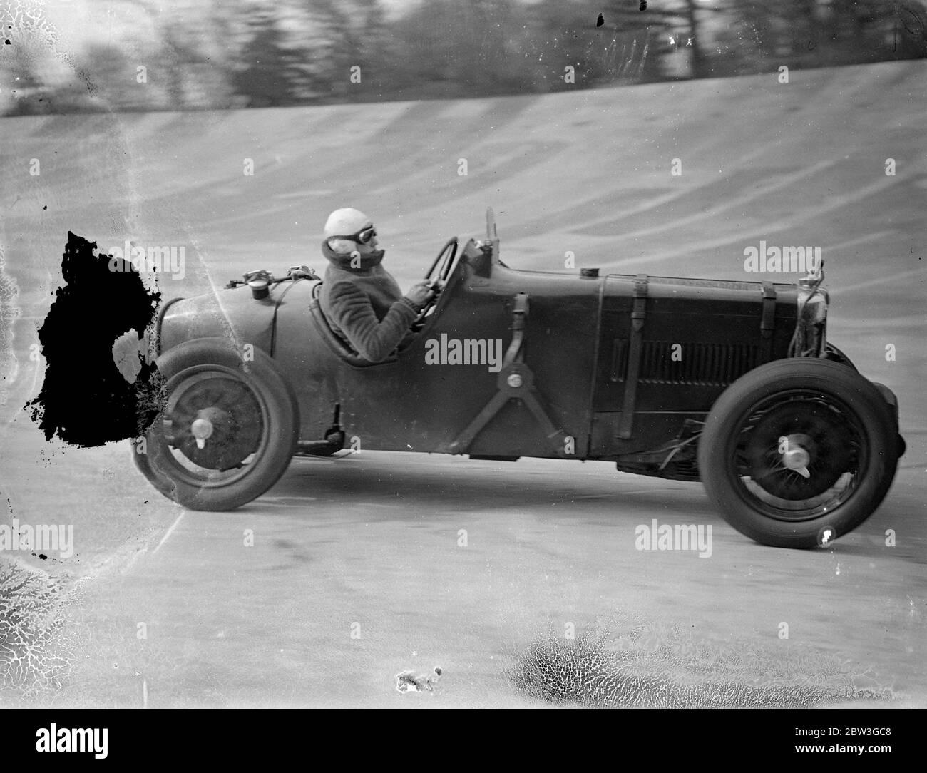 Marito e moglie praticano a Brooklands per le corse di Pasqua . Roy Eccles era tra i piloti che praticavano sul circuito di Brooklands , Weybridge , Surrey , per il periodo delle feste della Banca di Pasqua . eventi . Foto spettacoli , la signora Roy Eccles nel suo M G a Brooklands . 7 aprile 1936 Foto Stock