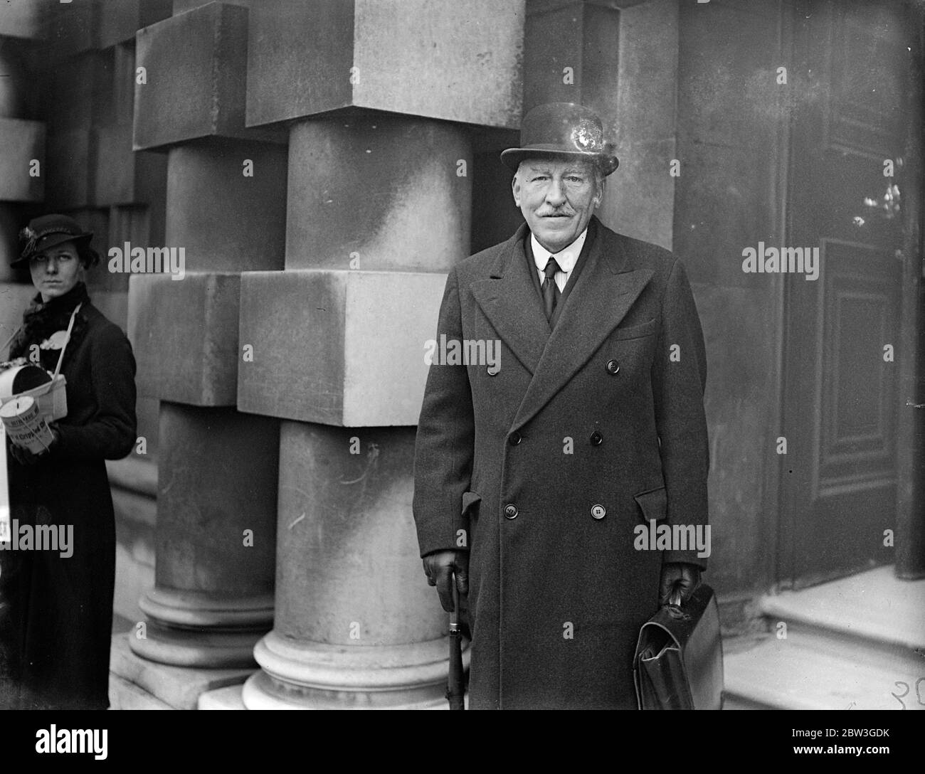 Il nuovo capo dello staff generale imperiale inizia a lavorare presso l'ufficio di guerra . Il generale Sir Cyril Deverell ha assunto la sua nomina a nuovo capo dello Stato maggiore Imperiale . Succede al maresciallo Sir Archibald Montgomery Massingberd . Spettacoli fotografici , il generale Sir Cyril Deverell arriva all'Ufficio della Guerra per prendere la sua nomina . 7 aprile 1936 Foto Stock