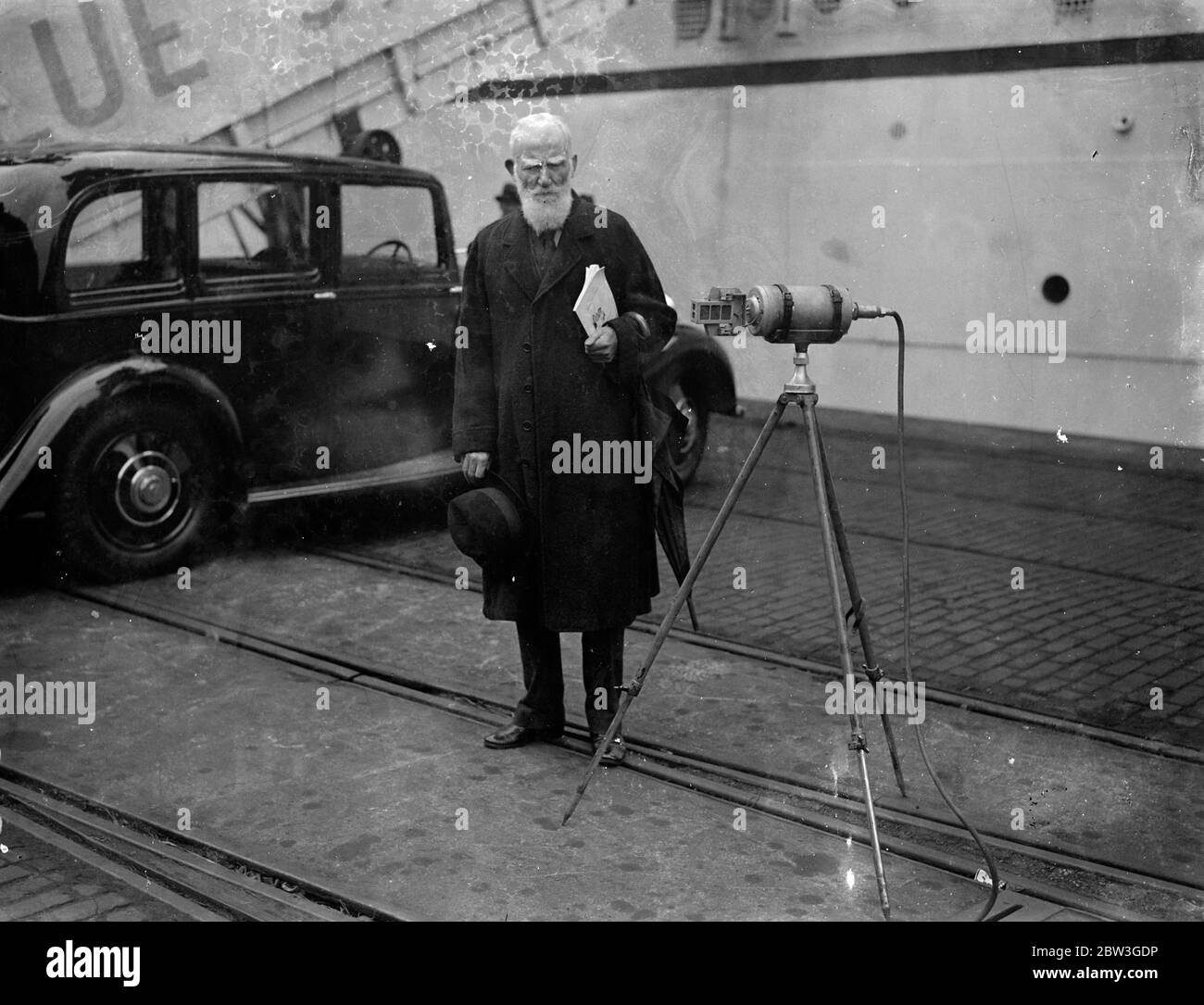 Bernard Shaw home dopo tour mondiale . George Bernard Shaw è arrivato a casa a Southamptonon, la stella di Arandora, dopo il suo tour mondiale . Spettacoli fotografici , Bernard Shaw che si sbarcheranno a Southampton . 6 aprile 1936 Foto Stock