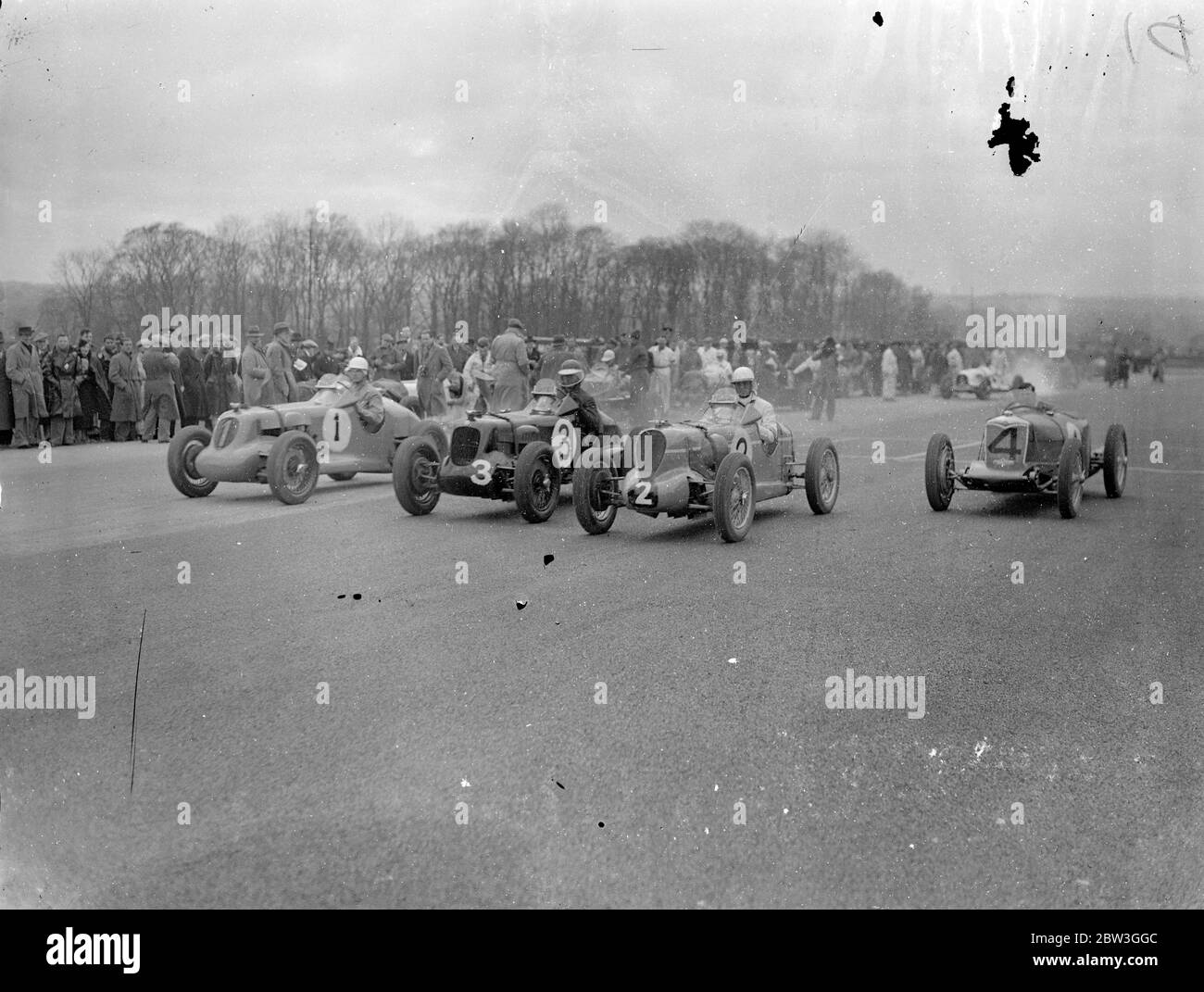 Il pilota sfugge in 100 miglia un'ora di crash alle gare di trofei British Empire . WEL Handley ha avuto una fuga incredibile , dalla morte , quando ha guidato Freddie Dixon' s Riley nella corsa del British Empire Trophy di 250 miglia a Donington Park , Derby . Pochi minuti dopo aver preso il controllo da Dixon Handley ha superato un angolo viaggiando a 100 miglia all'ora. La macchina ha lasciato la strada, ha colpito un ostacolo basso e saltando in aria rovesciato . Si raddrizzò e poi si girò più e più , per finire un relitto di fumo . Handley è stato trascinato dal sedile di guida praticamente intatto . Wal Handley è rinomato come Foto Stock