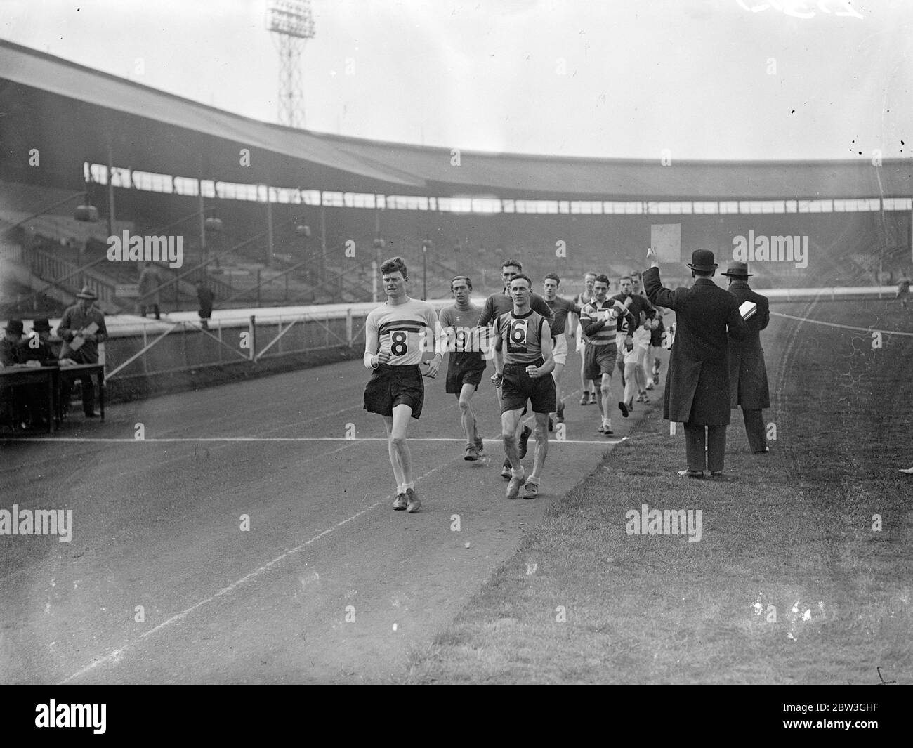 Stone vince sette miglia a piedi a White City . V W Stone of Polytechnic Harrierss ha vinto il campionato a piedi di sette miglia della Amateur Athletic Association alla Città Bianca . Foto mostra , dando ai concorrenti la posizione al primo giro . 4 aprile 1936 Foto Stock