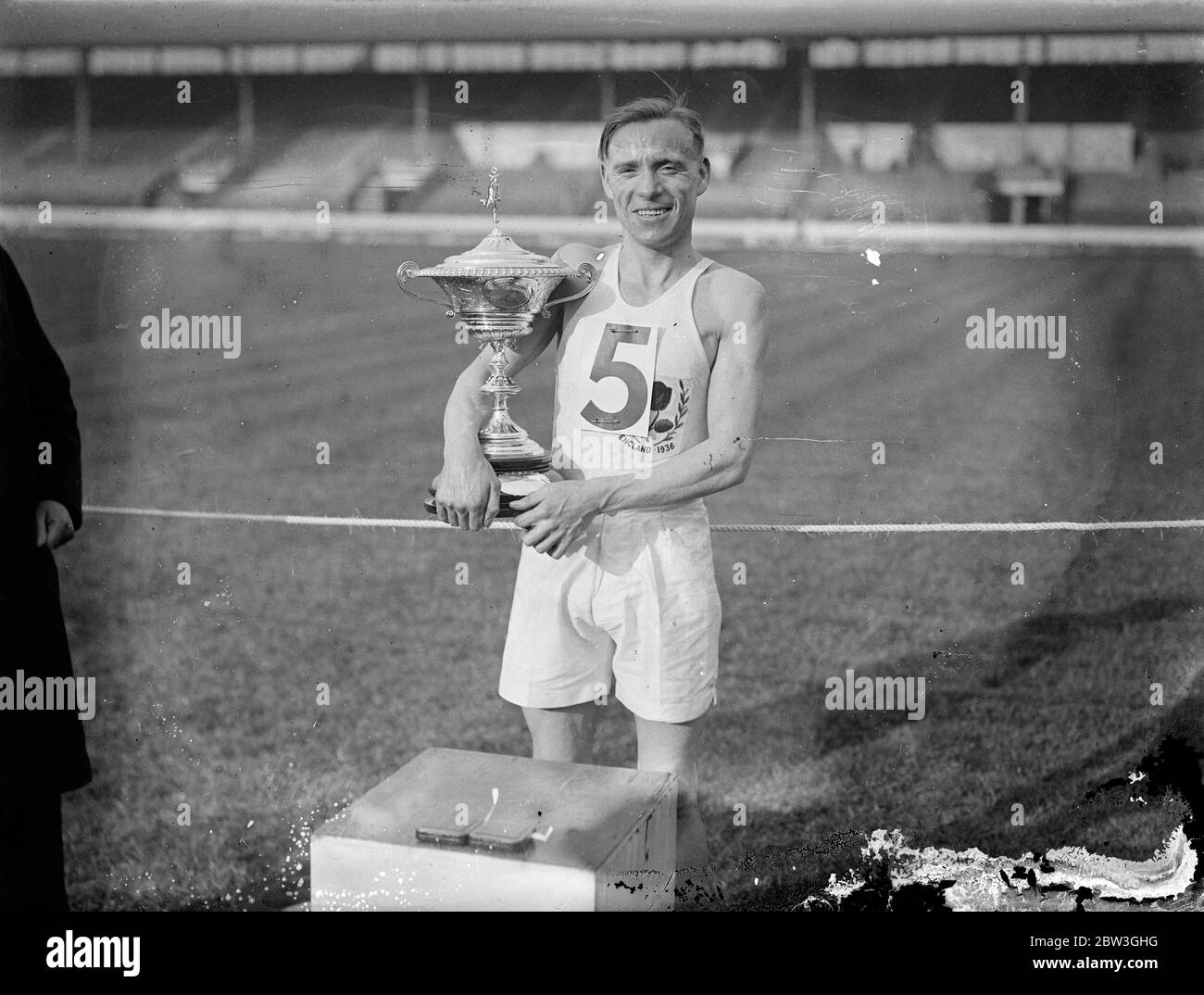 Eaton vince dieci miglia di campionato running . W e Eaton di Salford Harriers ha vinto il campionato di corsa di dieci miglia della Amateur Athletics Association al White City Stadium di Londra . Ha rotto ogni record tranne il record mondiale . J A Burns of Elswick Harriers era secondo e C T carter di Belgrave Harrier' s era terzo. Il tempo del vincitore era di 50 minuti e 30 4/5 secondi . Phot Shows , W e Eaton che tiene la coppa che ha vinto nella gara di 10 miglia . 4 aprile 1936 Foto Stock