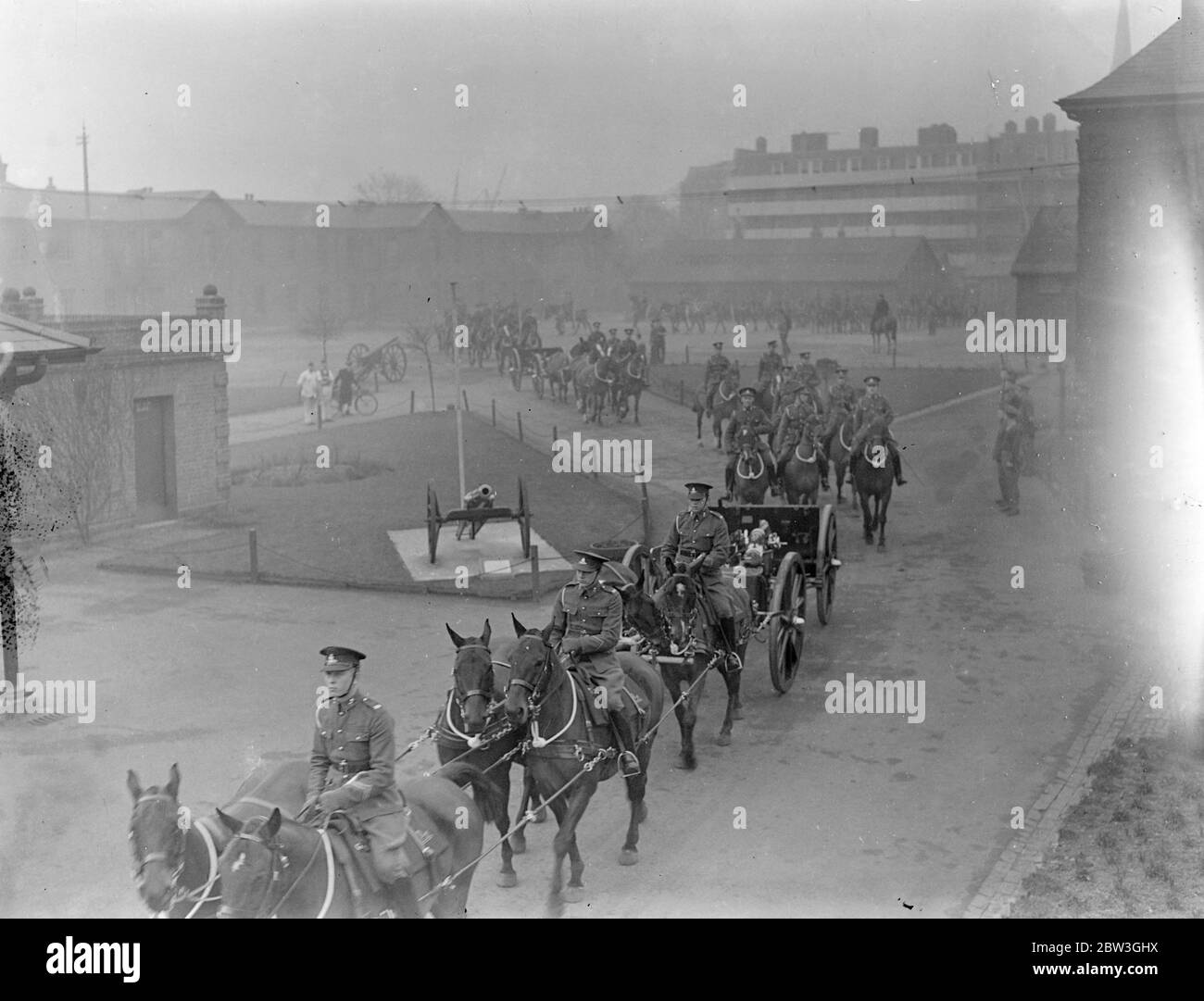 Quattro squadre di armi prendono la carrozza reale da St Johns Wood a Woolwich . La processione che lascia le caserme di St Johns Wood . 20 marzo 1935 Foto Stock