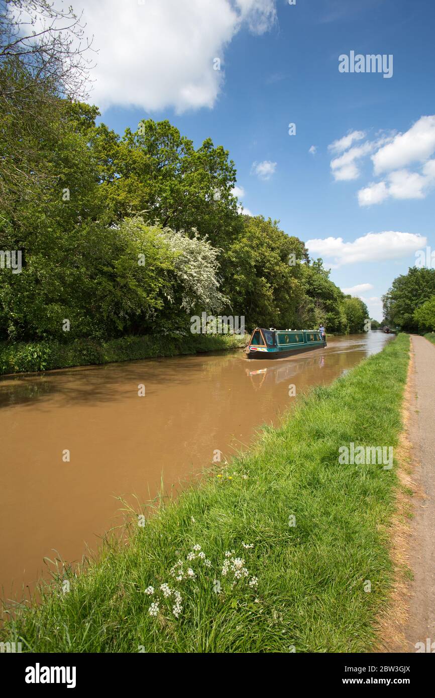 Shropshire Union Canal, Cheshire, Inghilterra. Vista pittoresca di una barca sul canale che transita sul canale Shropshire Union a Nantwich. Foto Stock