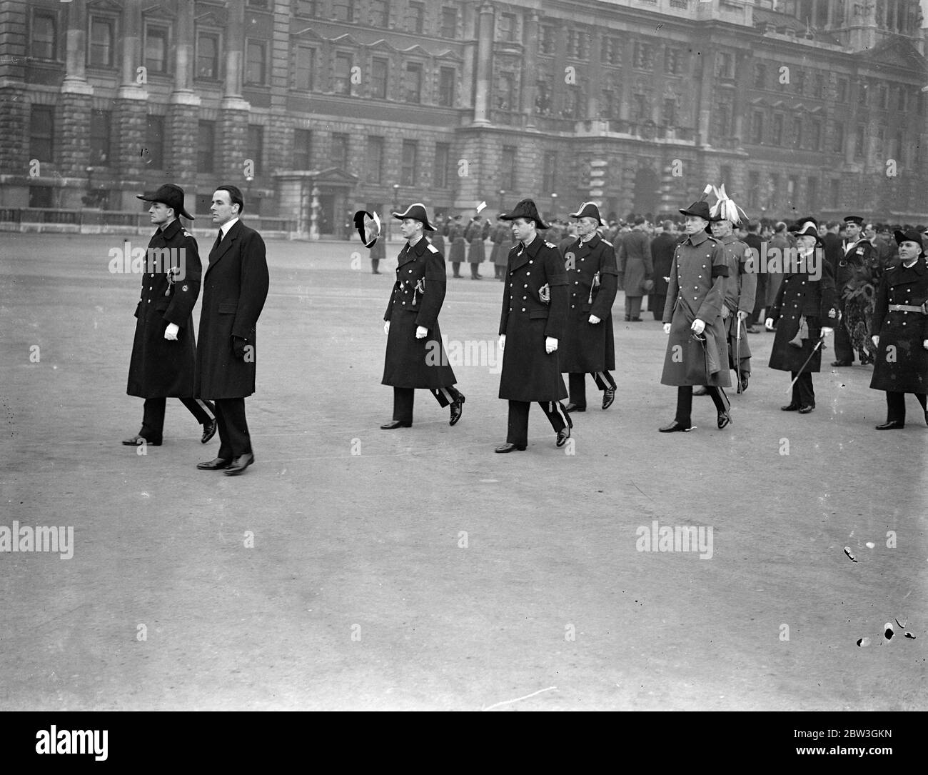 I Duchi reali camminano dietro la bara dell'Ammiraglio . Processione funeraria del conte Beatty dalle Guardie a Cavallo a San Paolo . Il nuovo conte Beatty seguito dal duca di York e dal duca di Kent in processione, mentre lasciò le guardie a Cavallo per San Paolo . 16 marzo 1935 Foto Stock