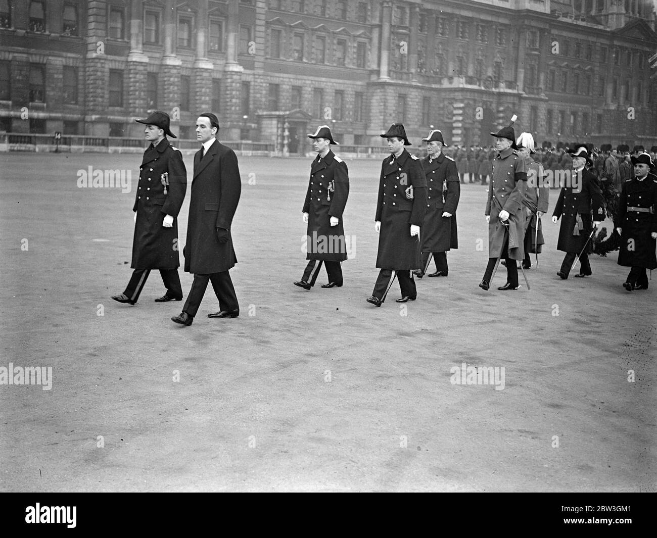 I Duchi reali camminano dietro la bara dell'Ammiraglio . Processione funeraria del conte Beatty dalle Guardie a Cavallo a San Paolo . Il nuovo conte Beatty seguito dal duca di York e dal duca di Kent in processione, mentre lasciò le guardie a Cavallo per San Paolo . 16 marzo 1935 Foto Stock