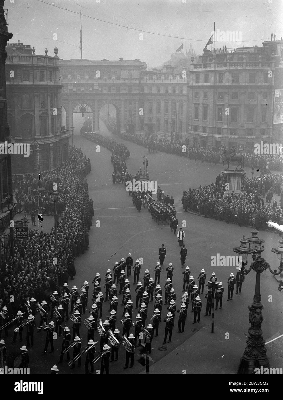 Processione funeraria del conte Beatty dalle Guardie a Cavallo a San Paolo. Due Duchi reali , il Duca di York , che rappresentano il Re , E il Duca di Kent camminò dietro la bara quando la processione funebre dell'ammiraglio della flotta Conte Beatty passò attraverso le strade di Londra, sulla strada che va dalle Guardie a Cavallo alla Cattedrale di San Paolo , Dove il corpo era posto a riposo vicino alla tomba di Lord Nelson . La bara era coperta dalla bandiera che era stata fatta volare dalla ammiraglia di Beatty alla Battaglia di Jutland . Spettacoli fotografici , la processione funebre che attraversa Piazza Trafalgar con l'Arco dell'Ammiragliato nel backgrou Foto Stock