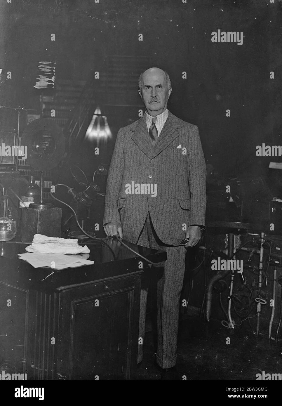 Sir William Bragg eletto presidente della Royal Society - Premio Nobel . Sir William Bragg nella Sala delle conferenze presso la Royal Institution di Piccadilly, Londra. 19 novembre 1935 Foto Stock