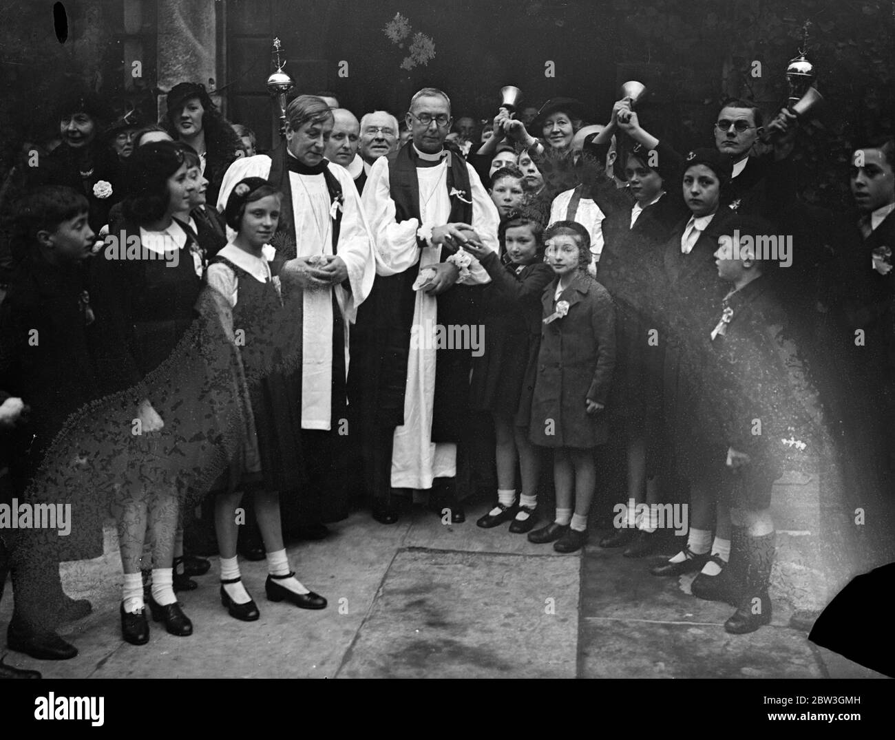 Il Vescovo australiano distribuisce arance e limoni al servizio bambini di St Clement Danes . Il servizio dei bambini arance e limoni , al quale predicava il Vescovo di Rockhampton , Australia , si svolse nello Strand di St Clement Danes , la chiesa immortalata nella vecchia filastrocca . Al termine del servizio il Vescovo, assistito dal Rettore, il Rev. W Pennington Bickford , distribuiva arance e limoni ai bambini . Mostre fotografiche , il Vescovo di Rockhampton , Australia , che distribuisce arance e limoni ai bambini . Alla sua sinistra si trova il Rev Pennington Bickford . 3 aprile Foto Stock