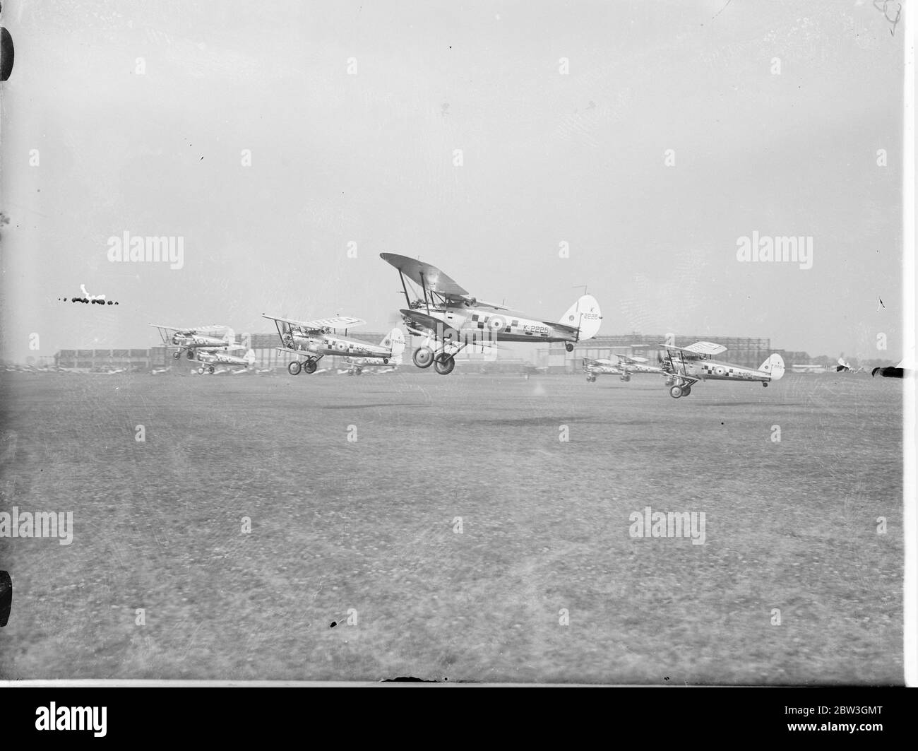 Bristol Bulldog , combattente biplano monoposto della Royal Air Force presso RAF Mildenhall , in preparazione di accogliere Re Giorgio V, che verrà alla base per condurre la prima Royal Review of the RAF il 6 luglio, di aver assemblato oltre 356 dei suoi aerei da combattimento, e composto da 38 squadroni . 2 luglio 1935 Foto Stock