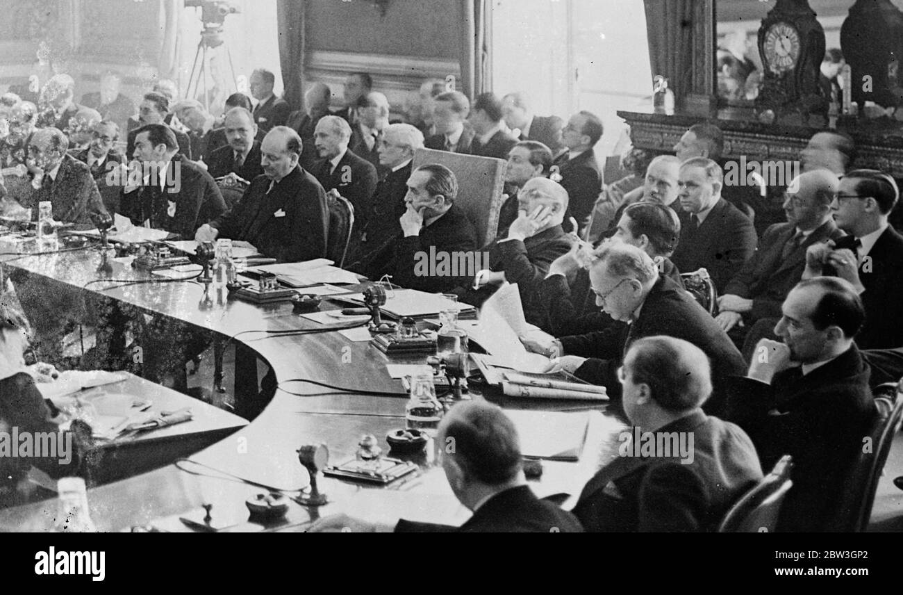 Il Consiglio di Lega risponde a Hitler dopo una sessione segreta a Londra . Il Consiglio della Lega delle Nazioni in sessione segreta nella sala da disegno della Regina Anna a St James Palace , Londra . 19 marzo 1935 Foto Stock