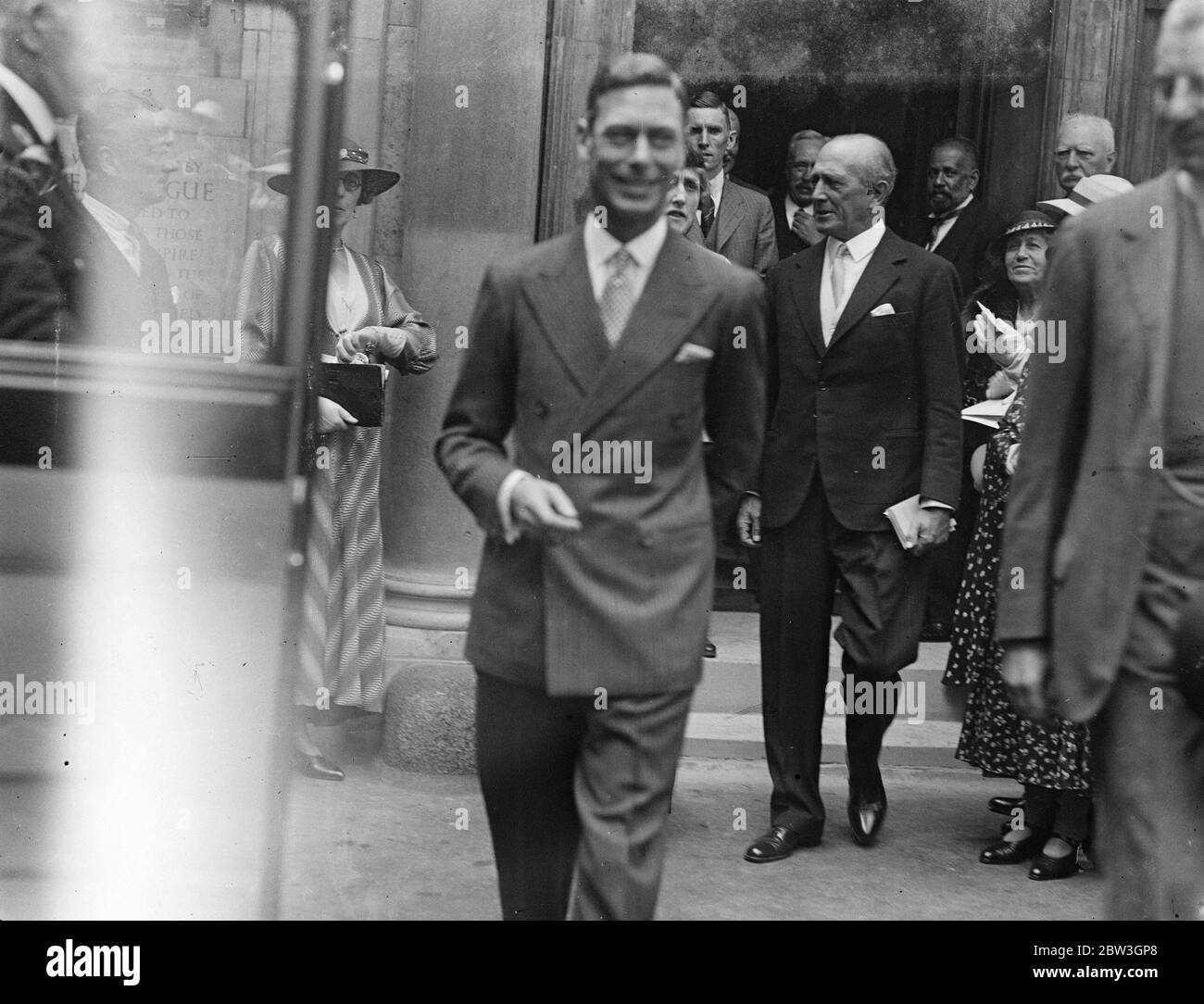 Il Duke of York apre la sala club Seas League in Arlington Street. Il Duca di York camminando con Sir Evelyn Wrench , il fondatore della Lega . 25 luglio 1935 Foto Stock