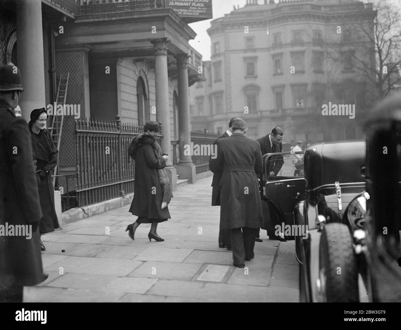Duca e Duchessa del Kent lasciano Londra a casa per un week end nel paese . Il Duca e la Duchessa di Kent lasciano la loro casa di Piazza Belgrave . 3 aprile 1935 Foto Stock