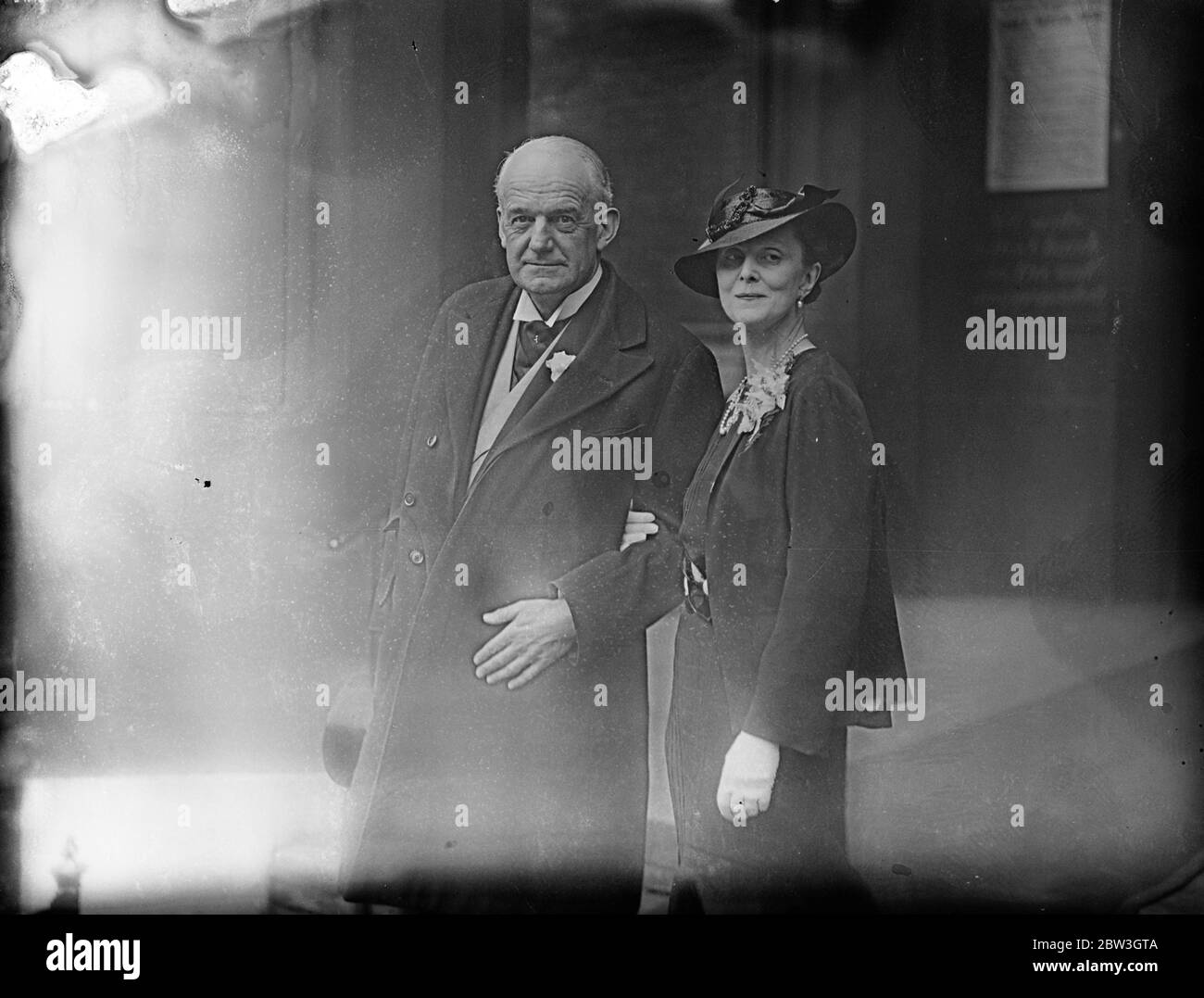 Lionel Fletcher si sposò a Knightsbridge . Sir e Lionel Fletcher sposa la signora Lube Ricks alla Chiesa di San Paolo, Knightsbridge . Lo sposo e lo sposo . 3 aprile 1935 Foto Stock