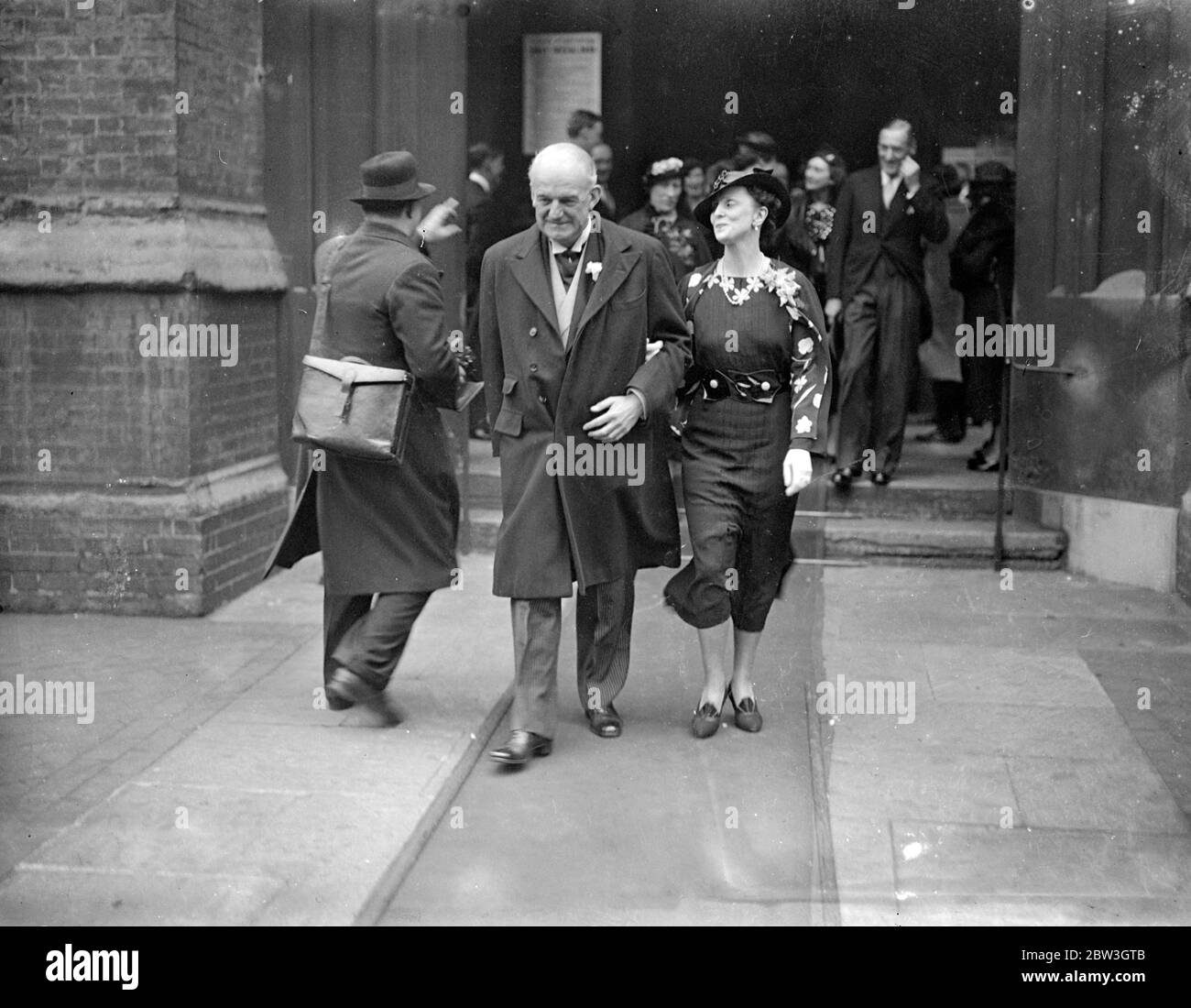 Lionel Fletcher si sposò a Knightsbridge . Sir e Lionel Fletcher sposa la signora Lube Ricks alla Chiesa di San Paolo, Knightsbridge . Lo sposo e lo sposo . 3 aprile 1935 Foto Stock