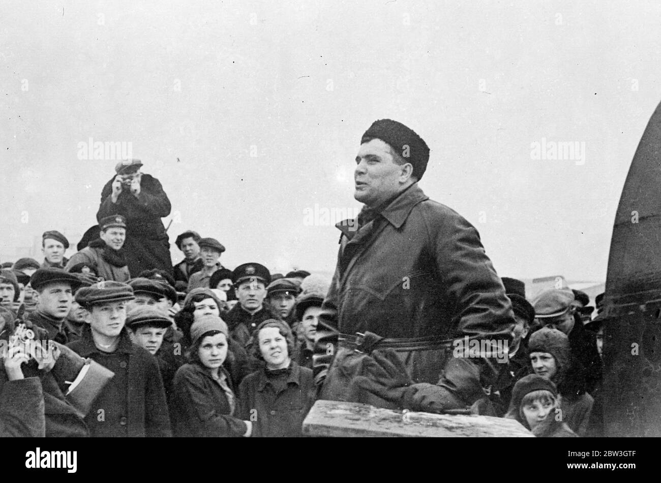 Gli aerei russi che mancano sul volo artico . M V Vodopyanov che fa un discorso di addio all'Aerodromo di Mosca prima di partire con W M Machotin sul volo artico . 4 aprile 1935 Foto Stock